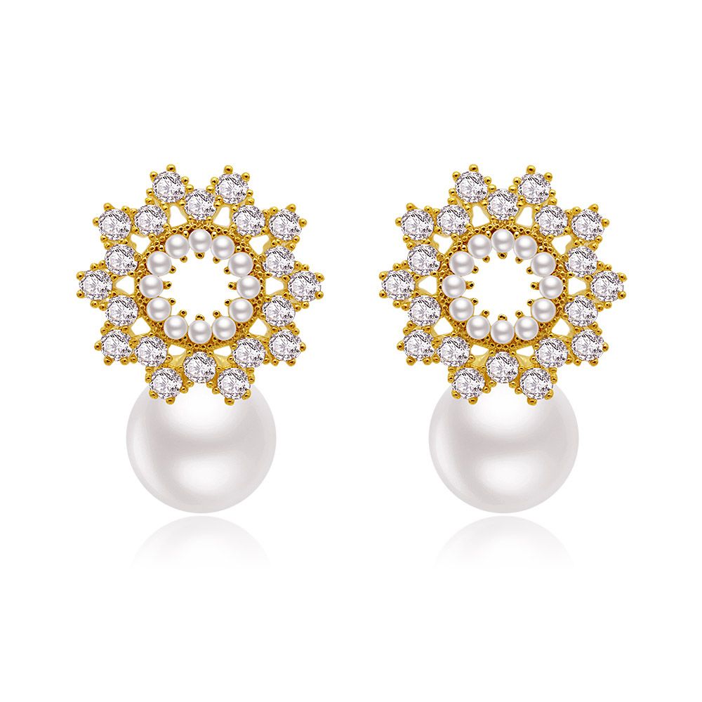 Une paire de boucles d'oreilles en perles de 10MM avec une finition plaquée or, présentant un design floral avec des zirconias cubiques roses et une grande perle blanche.