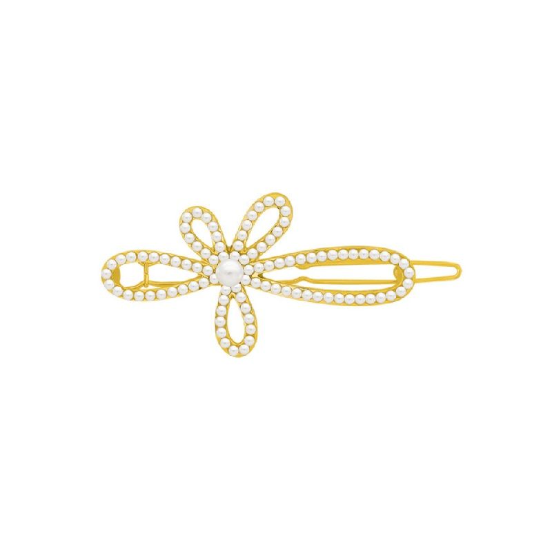 Un primer plano del pasador de cabello con forma de flor de perla, mostrando su intrincado diseño floral dorado adornado con perlas blancas brillantes.