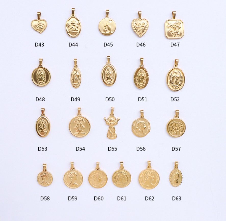 JR Fashion Accessories에서 제작한 다양한 상징적 디자인의 맞춤형 금 종교 펜던트의 다양한 컬렉션.