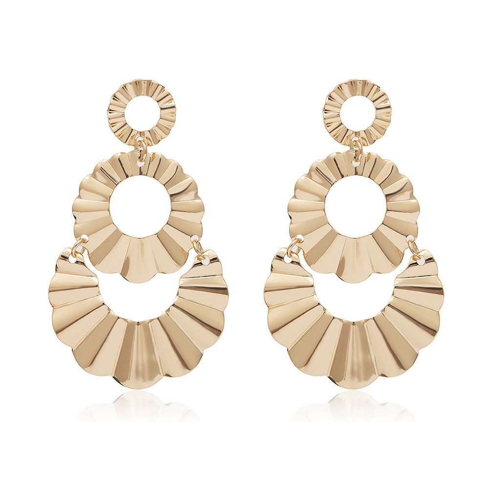 Une paire de boucles d'oreilles longues rondes (JRE-006) avec un design plaqué or fait à la main, comportant des composants plissés et interconnectés sur un fond blanc.