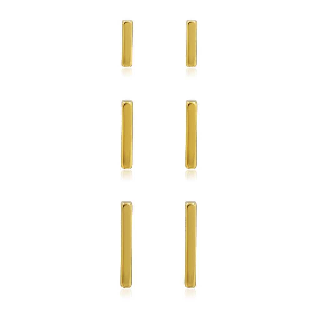 Un ensemble de trois boucles d'oreilles mini bar en or de tailles petite, moyenne et grande, présentées sur un fond blanc.
