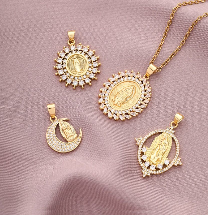 Eine Kollektion von maßgefertigten christlichen goldenen Anhängern für Frauen, die verschiedene Designs mit Motiven der Jungfrau Maria und Steinverzierungen umfasst, angeboten von JR Fashion Accessories.