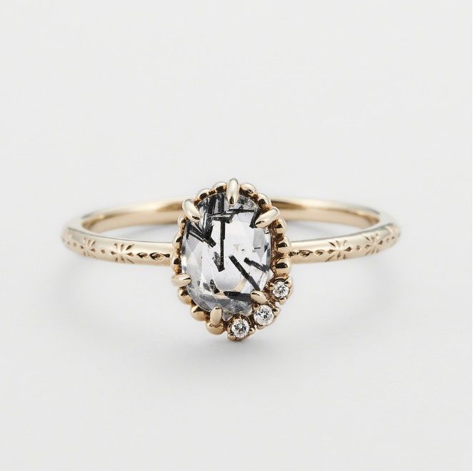Nahaufnahme eines 925 Sterlingsilber Salz- und Pfeffer-Gemsteinrings mit einer goldenen Oberfläche, der das filigrane Blumenmuster auf dem Band und die einzigartigen Einschlüsse im zentralen Edelstein zeigt.