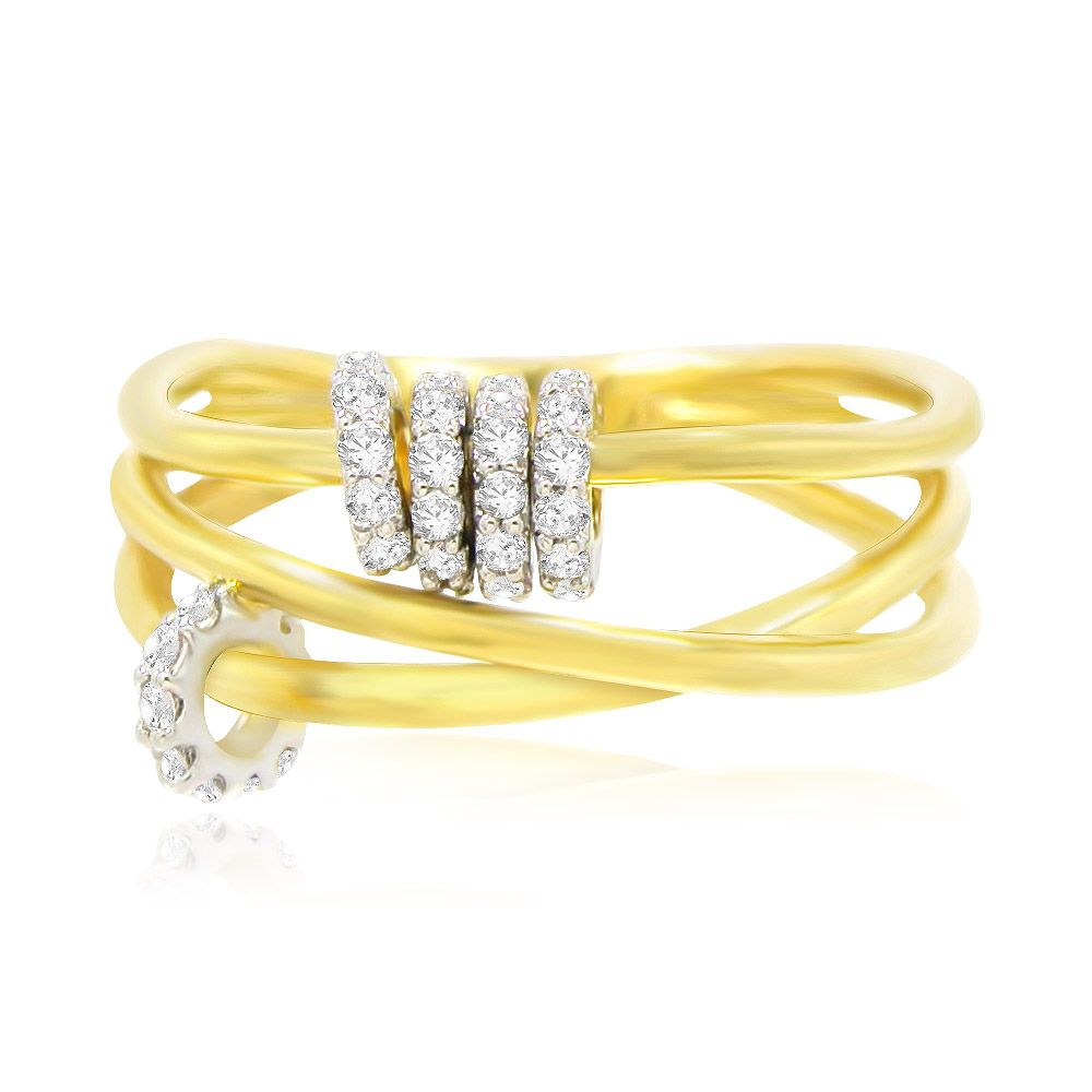 En närbild av Pave Signity CZ 5 Graduated Circles Motion Ring, som visar dess intrikata design med handinsatta kubiska zirkonia-stenar på ett guldpläterat band.