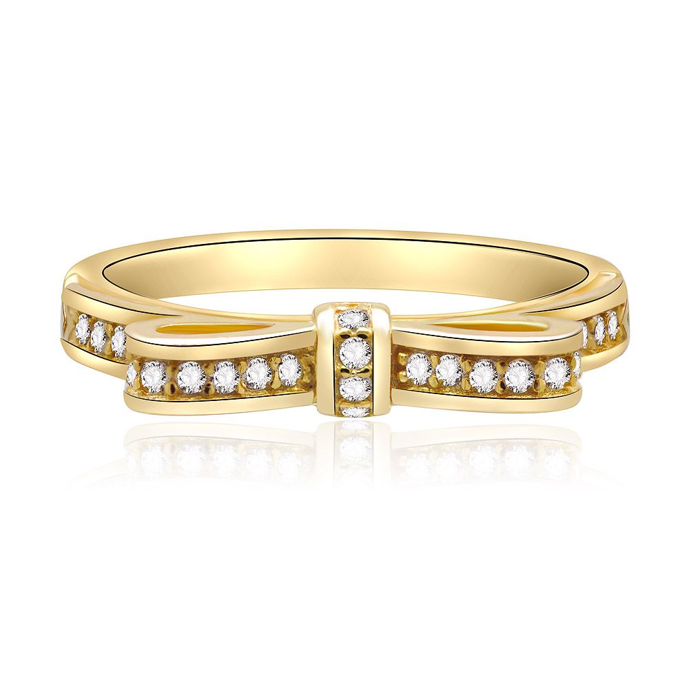 Een close-up van de gouden sterling zilveren strikring, die het unieke driedelige ontwerp en de sprankelende cubic zirconia stenen toont.