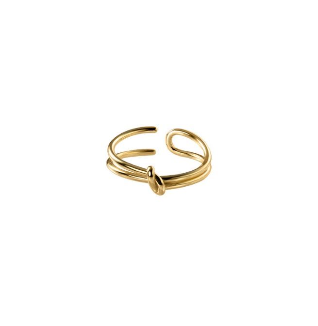 Primo piano dell'anello a nodo placcato in oro in argento sterling 925, che mostra il suo intricato design a nodo a doppia fascia e la finitura dorata lucida.