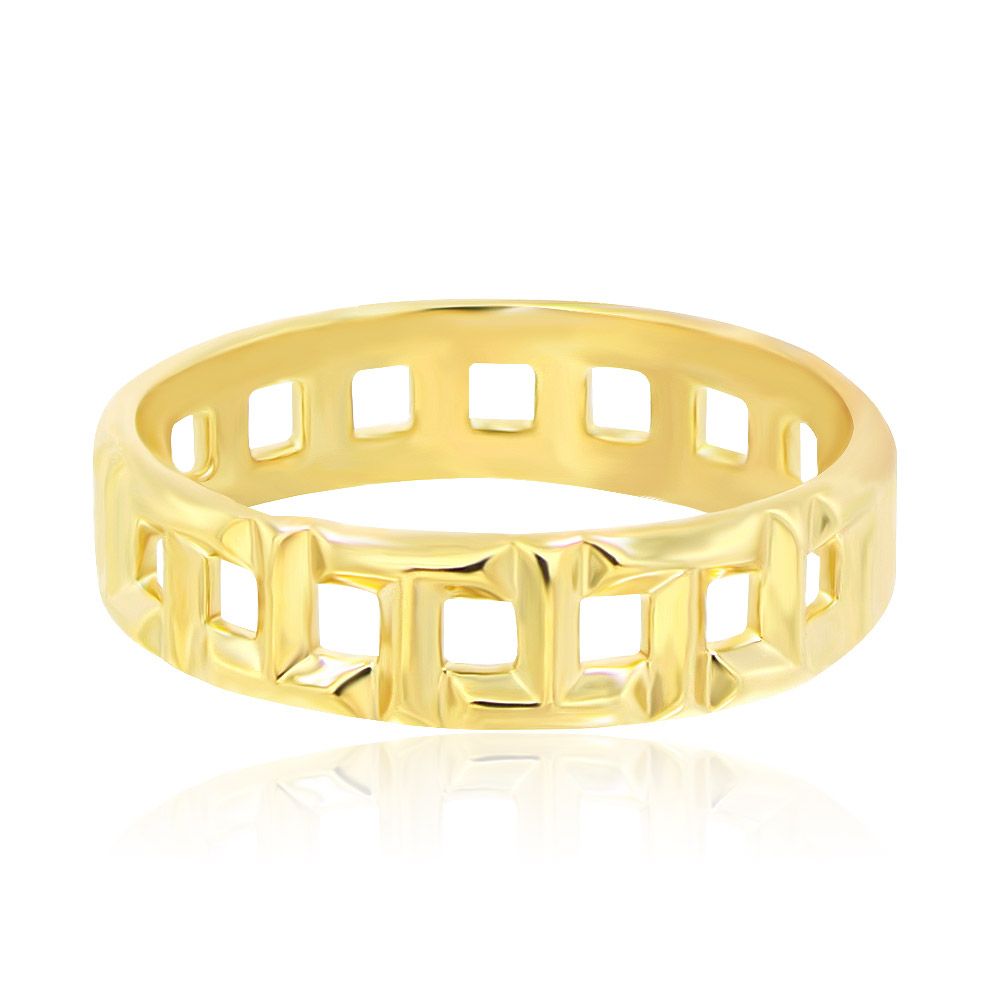 Primer plano del Anillo de Oro Cuadrado Aplanado, mostrando su acabado de latón chapado en oro pulido y su diseño único de calados con recortes rectangulares.