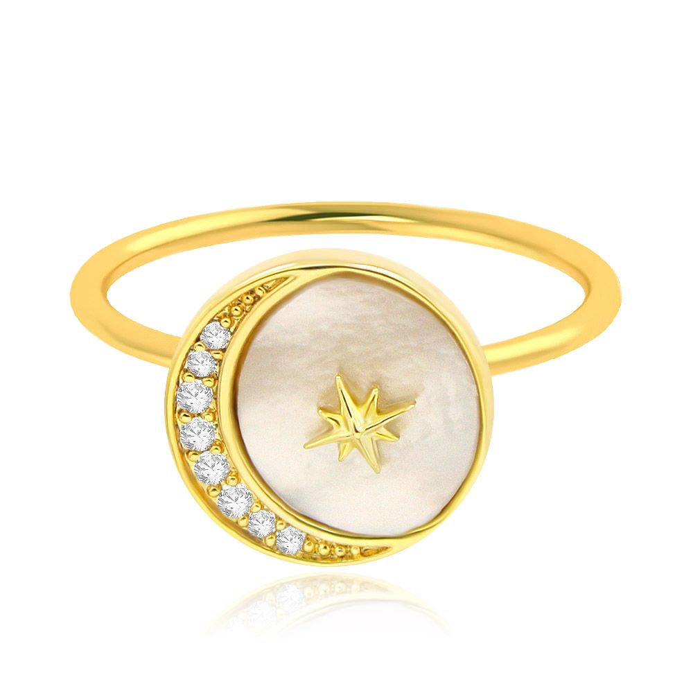 Vista frontal del anillo de concha de estrella y luna chapado en oro de moda, mostrando el intrincado diseño de estrella y luna con circonitas cúbicas y una concha blanca central.