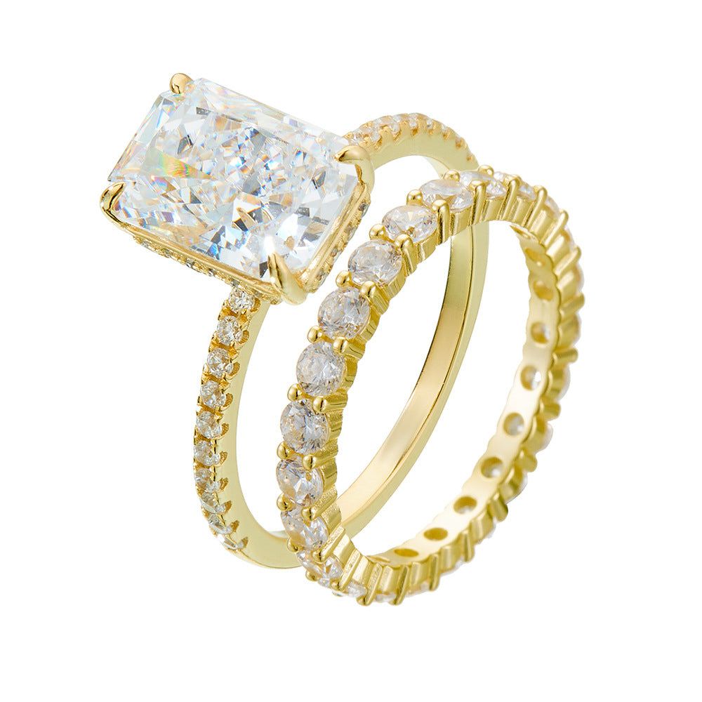 Von Taylor Swift inspiriertes 2-teiliges Brautset aus vergoldetem 925er Sterlingsilber, bestehend aus einem kissenförmigen Zirkonia-Verlobungsring und einem passenden Ewigkeitband.
