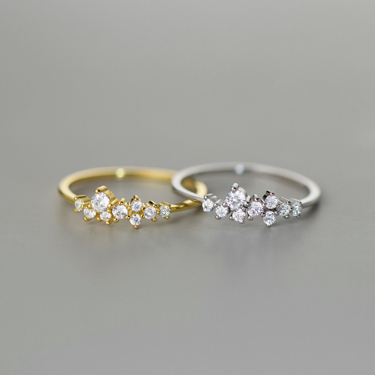 Een set van vijf minimalistische 925 sterling zilveren ringen in zowel vergulde als zilveren afwerkingen, versierd met sprankelende cubic zirconia.