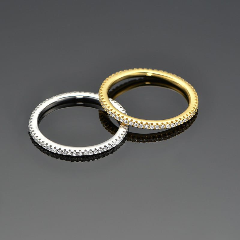 Un ensemble de bagues en bande éternité en argent sterling 925 avec CZ, présentant à la fois les options en ton or et en argent plaqué platine côte à côte.