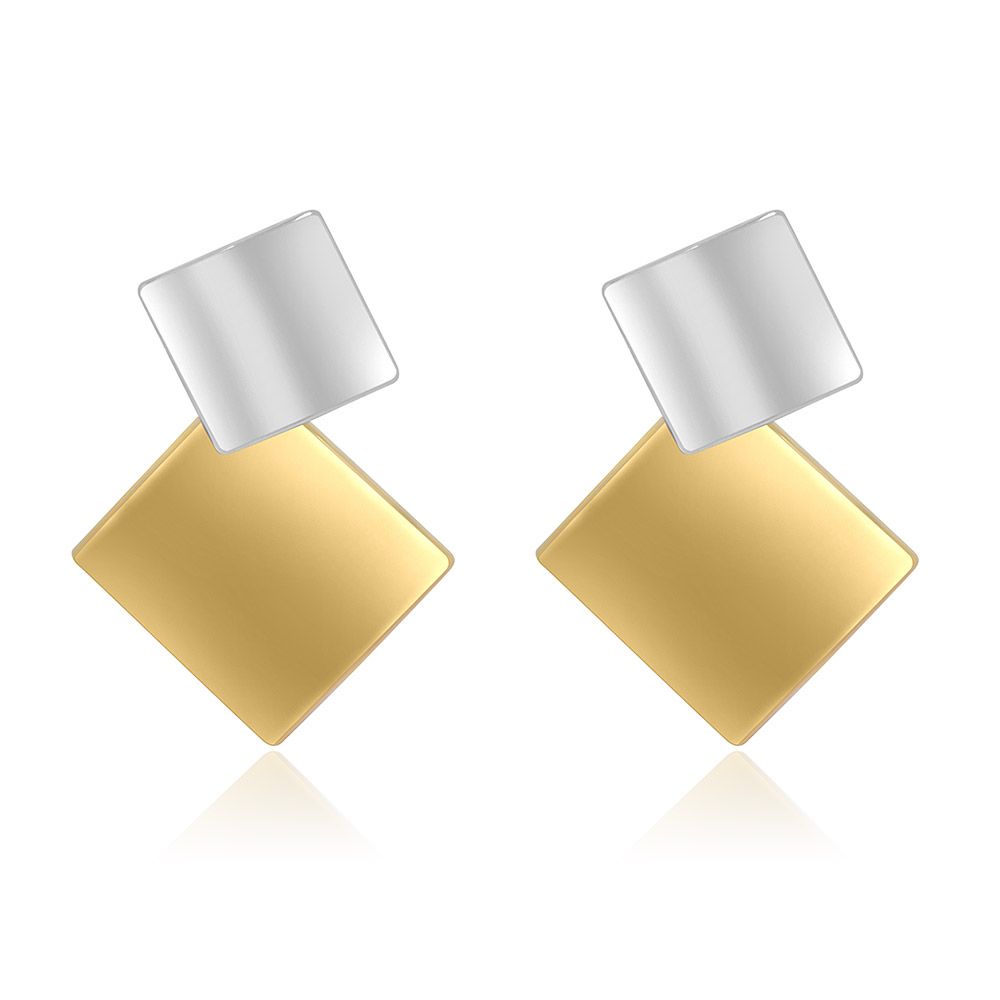 Un paio di orecchini geometrici a doppio quadrato bicolore moderni, che mostrano una combinazione elegante di finiture in oro e argento su uno sfondo bianco.