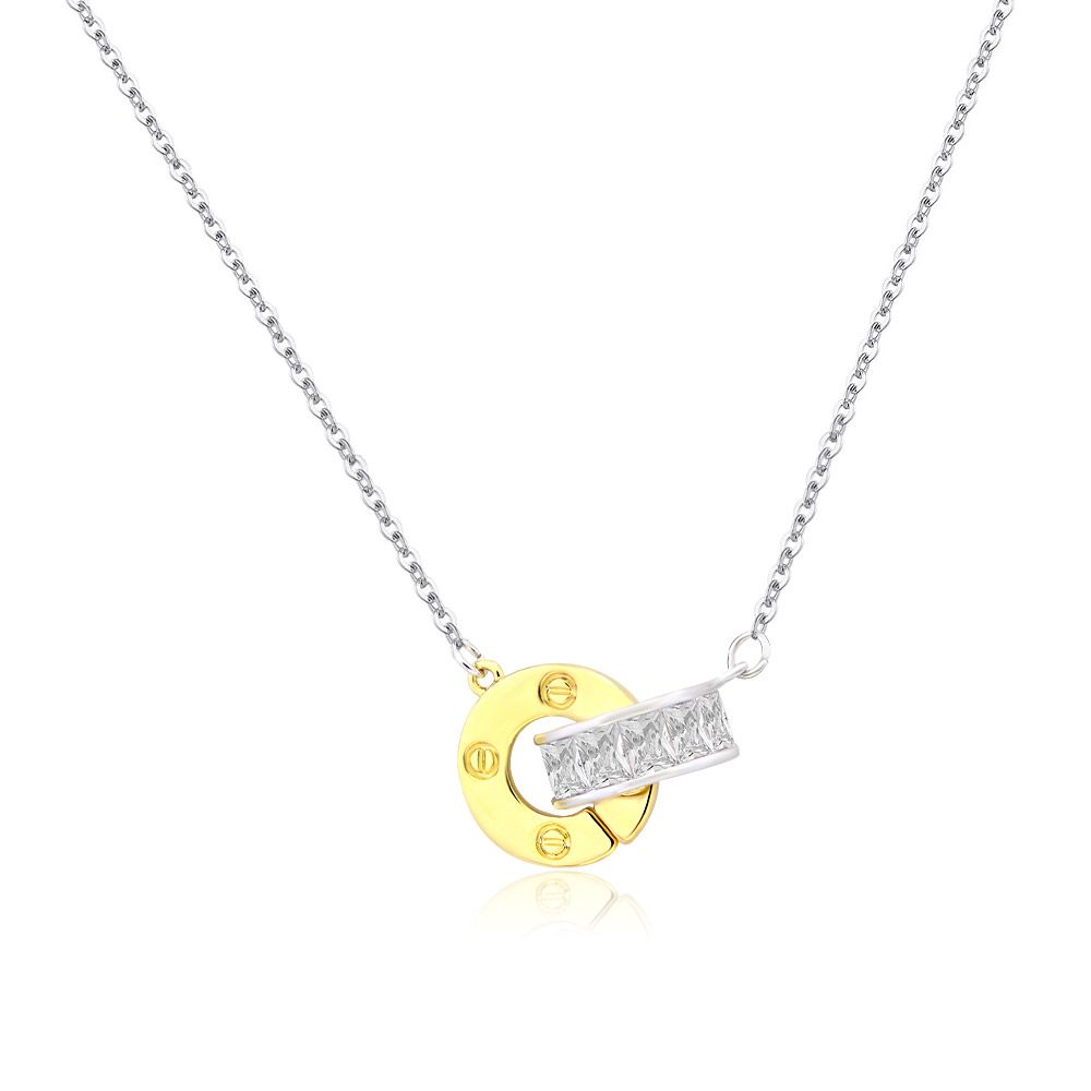 Close-up van de Zirconia Ronde Schijf Hangerketting, die het twee-kleurige ontwerp toont met een ronde gouden schijf die is vergrendeld met een zilveren, met zirconia bezette component.