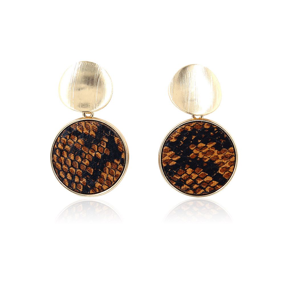 Une paire de boucles d'oreilles pendantes en cuir PU en motif de serpent (JRE-013) avec des accessoires en laiton plaqué or et des pendentifs circulaires en faux cuir de serpent.