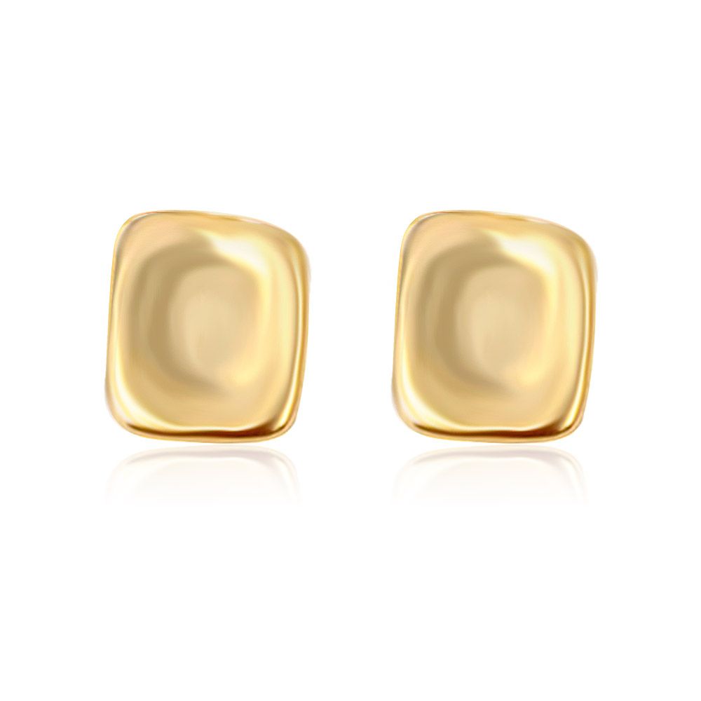 Ein Paar gewellte gehämmerte quadratische Ohrstecker aus poliertem Gold, die ihre einzigartige strukturierte Oberfläche und elegantes Design präsentieren.