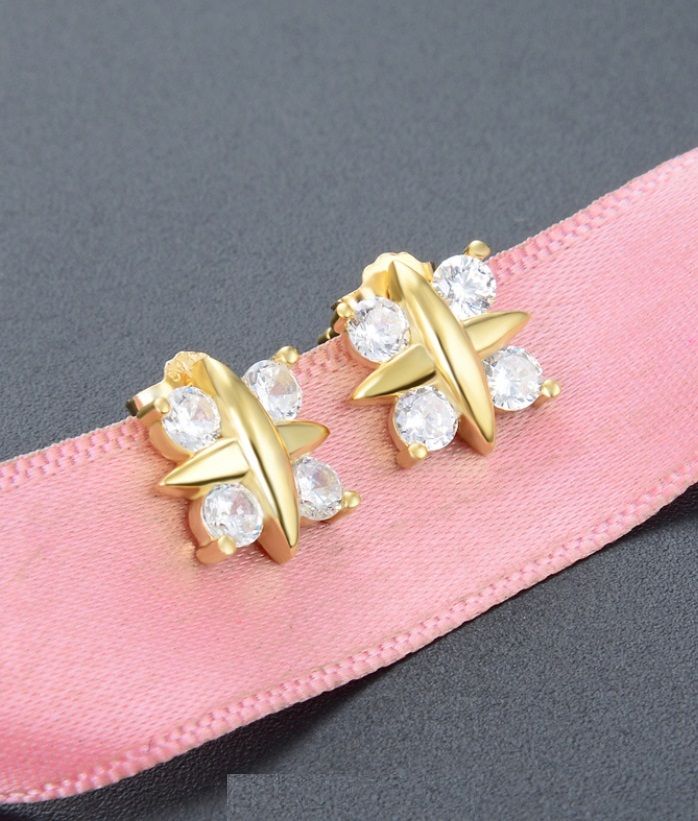 Un paio di orecchini cubici delicati in argento sterling 925 a forma di stella con gemme trasparenti, da JR Fashion Accessories.