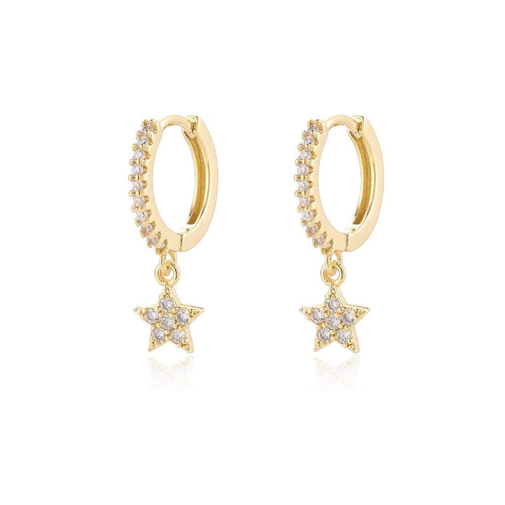 Un paio di orecchini huggie a cerchio celestiali all'ingrosso in oro, con ciondoli a forma di stella incastonati con diamanti in zirconia cubica scintillanti.