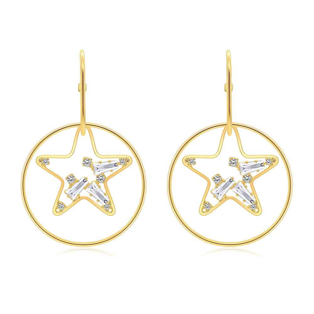 Une paire de boucles d'oreilles Bright Star In Circle Hook, avec une finition plaquée or et un design en éclat d'étoile, ornées de pierres en zircon cubique blanches scintillantes, sur un fond blanc.