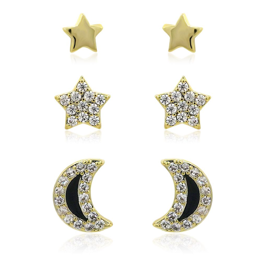 Un set 3 en 1 de pendientes de acero dorado que presenta dos diseños de estrellas (uno pulido, uno con piedras de CZ) y un diseño de luna creciente con piedras de CZ, exhibido sobre un fondo blanco.