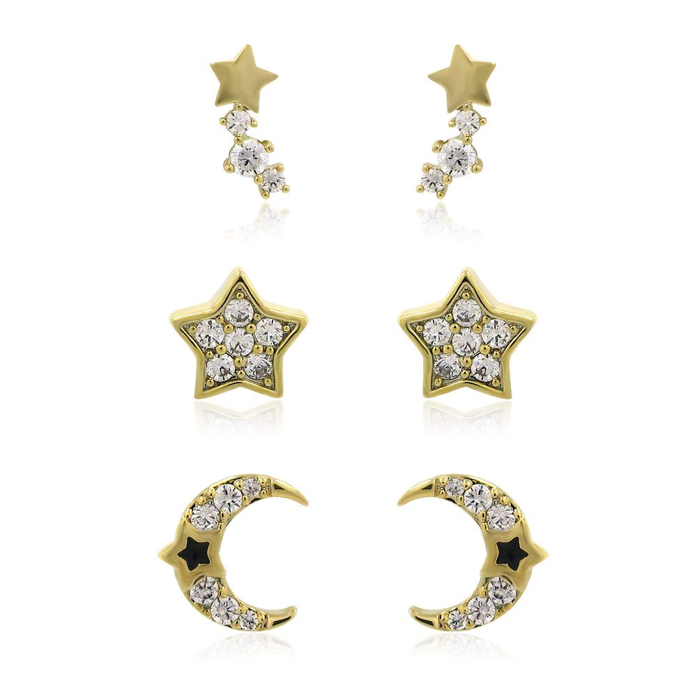 Un ensemble de trois boucles d'oreilles clous plaquées or avec des designs d'étoile et de lune, ornées de pierres en zircon cubique scintillantes, présentées sur un fond blanc.