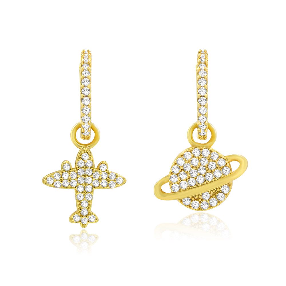 Une paire de boucles d'oreilles Planet Plane Hoop plaquées or avec des pierres en zircon cubique blanches étincelantes, présentant des charms asymétriques d'étoile et de planète.
