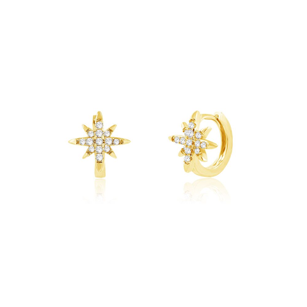Gros plan sur des boucles d'oreilles empilables en or élégantes avec un design en étoile et des pierres en zircon cubique blanc étincelantes.
