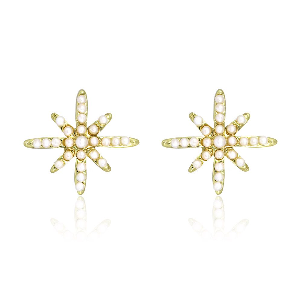 Une paire de boucles d'oreilles Star Pearl (BEC01-G-P-00480) présentant un design en laiton plaqué or en forme d'étoile, chacune finement détaillée avec de petites et grandes perles blanches.