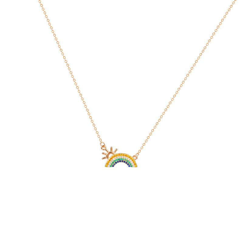 Una toma detallada en estudio de un collar de plata esterlina 925 con chapado en oro de 18K, mostrando un colgante de zirconia colorido en un diseño de sol y arcoíris.