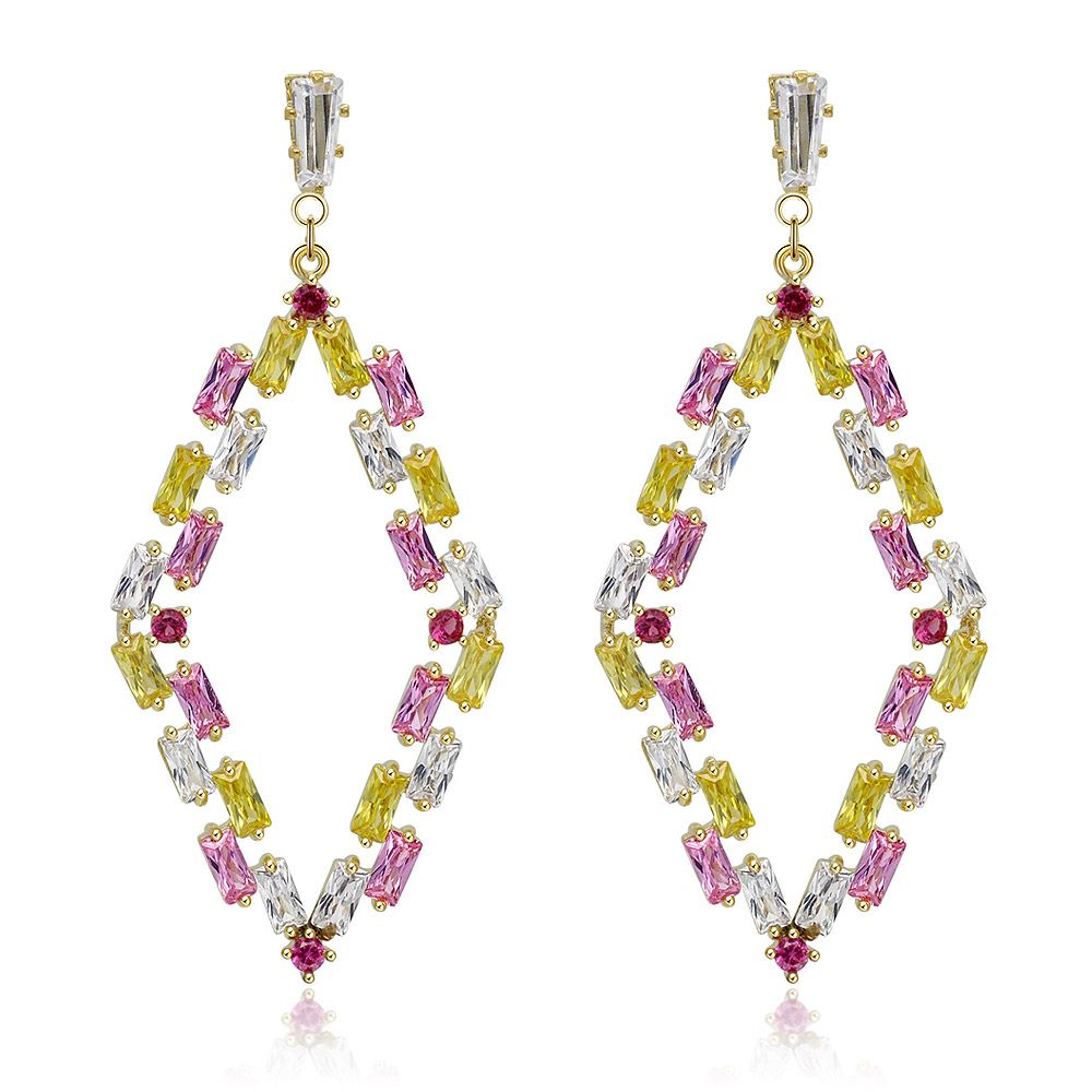 Gros plan des boucles d'oreilles en CZ multicolores de Fashion Tapper, mettant en valeur le design en forme de goutte plaqué or avec un mélange de pierres en zircon cubique transparentes, roses et jaunes.