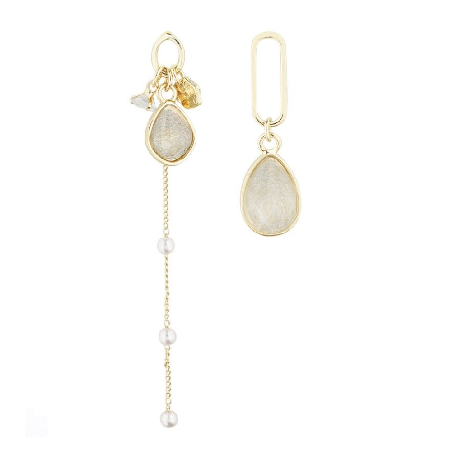 Un par de Pendientes de Resina Geométricos Delicados, modelo JRE-115, con chapado en oro y piedras de resina blanca en forma de lágrima únicas con acentos de cadena de perlas.