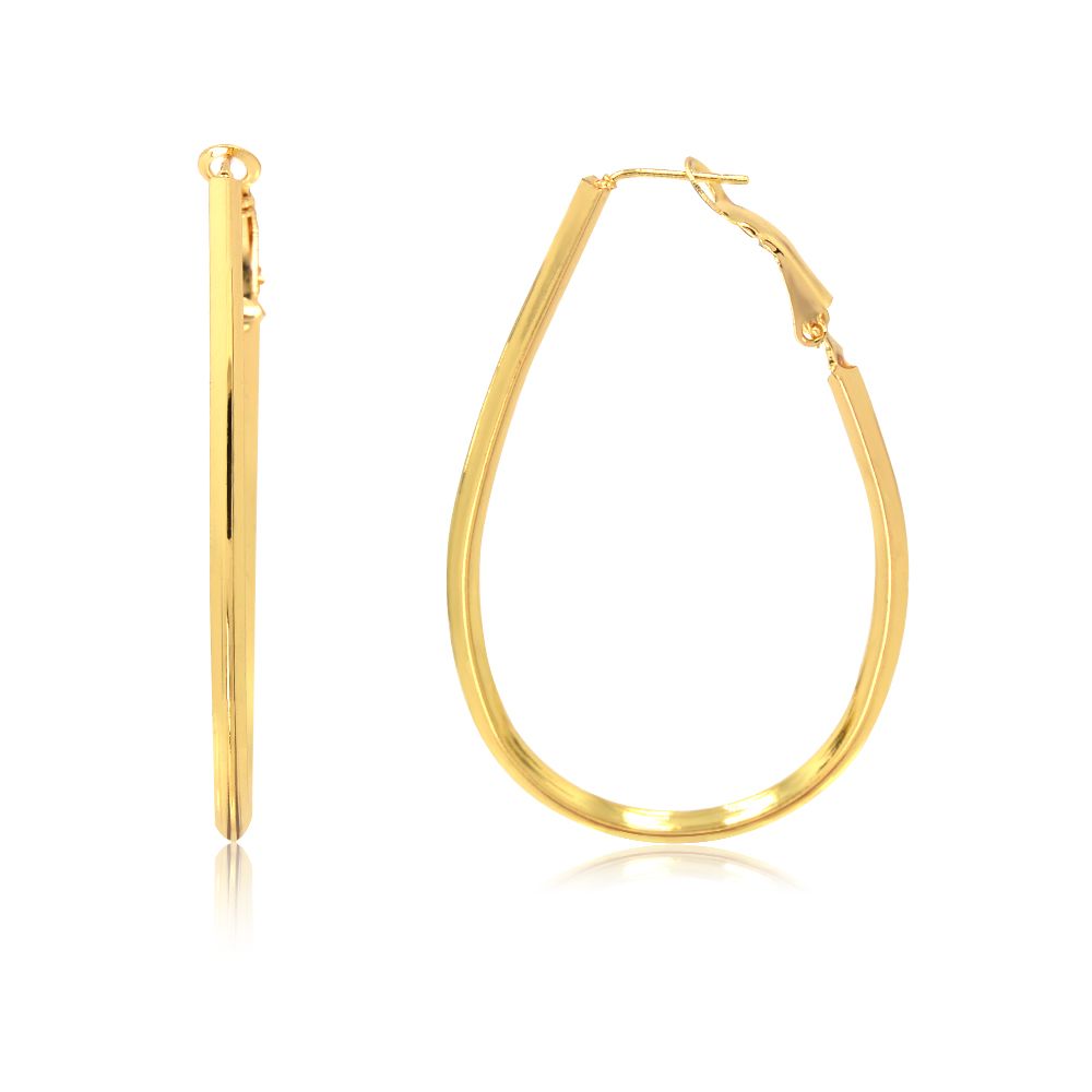 Un gros plan des boucles d'oreilles en or découpées ovales ouvertes, mettant en valeur leur forme en goutte d'eau et leur surface dorée brillante sur un fond blanc.