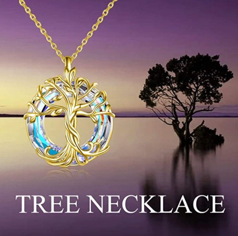 Ein wunderschön gestalteter Tree of Life-religiöser Halskettenanhänger aus Gold mit Edelsteindetails, der Glauben und Natur symbolisiert, angeboten von JR Fashion Accessories.