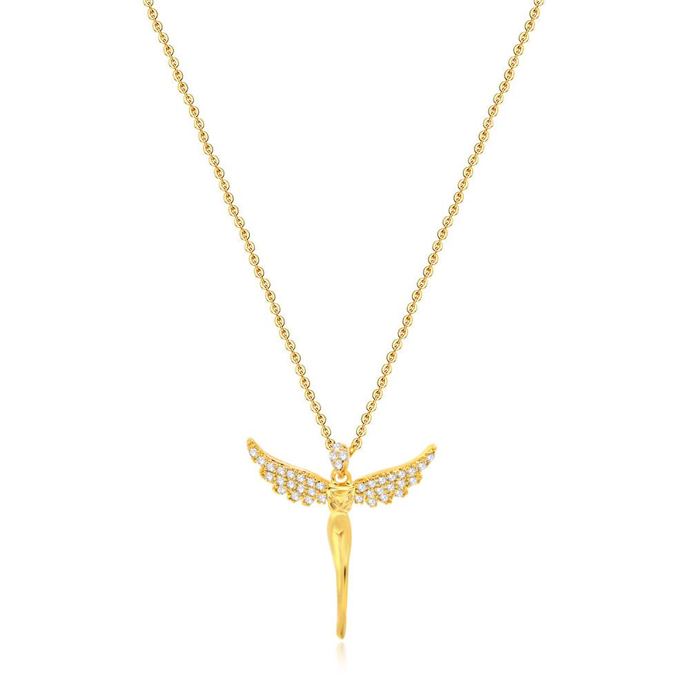 Um close do Colar de Anjo da Guarda Dourado, exibindo o pingente detalhado da figura alada adornado com brilhantes pedras de zircônia cúbica branca em uma corrente delicada.