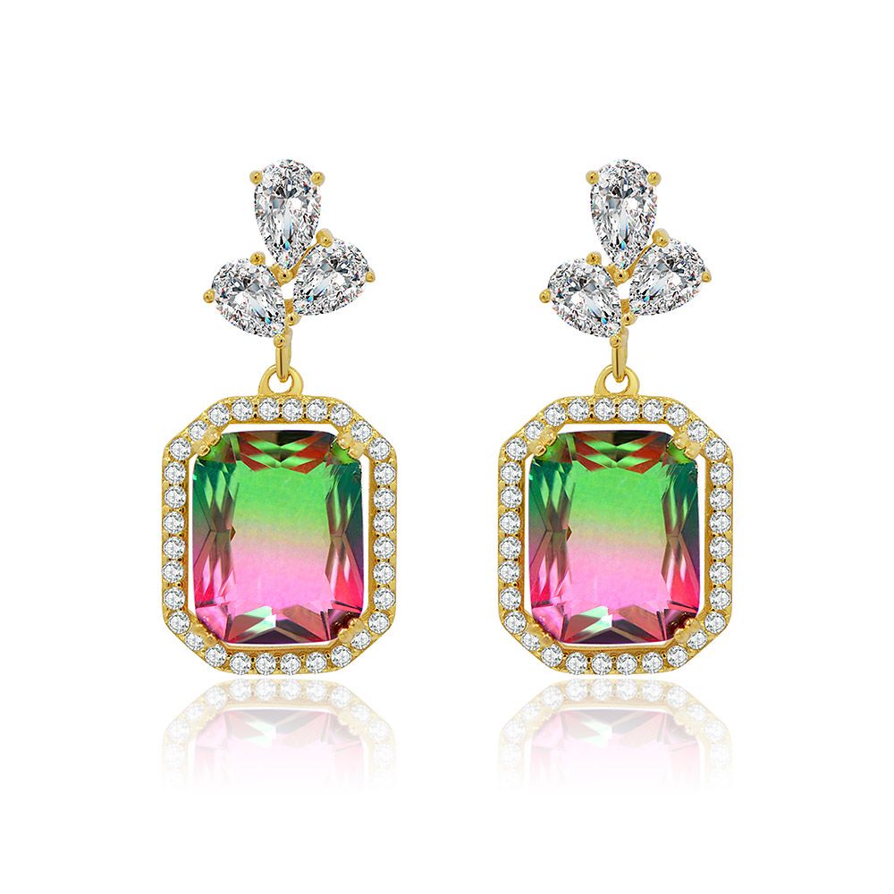 Une paire de boucles d'oreilles percées en cristal Swarovski Magic Rainbow avec plaquage or et pierres précieuses vibrantes et colorées dans un cadre en argent sterling.