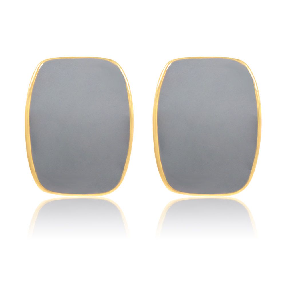 Un par de aretes cuadrados cúbicos elegantes grises de esmalte con baño de oro, mostrados sobre un fondo blanco.
