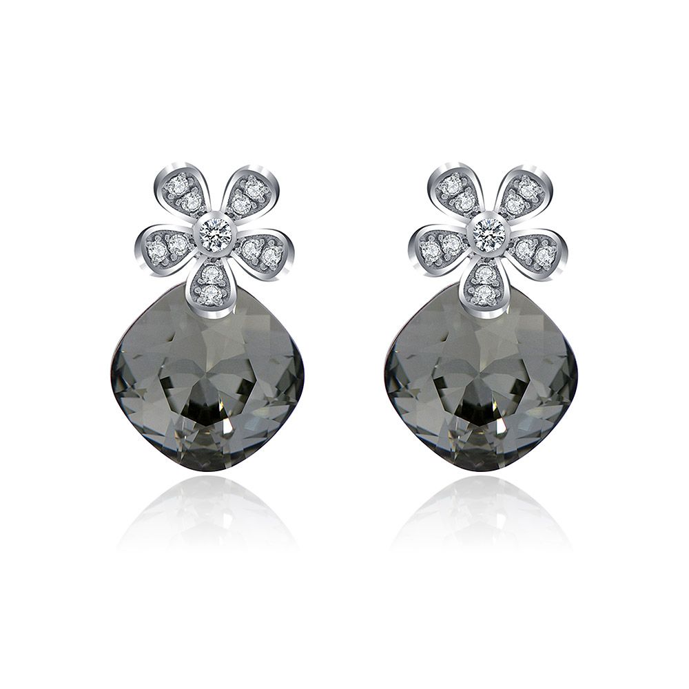Een paar Lovely Flower Doorboorde Swarovski Crystal Oorbellen, met een zilveren bloemen bovenkant met heldere edelstenen en een grote, facette grijze druppel kristal.