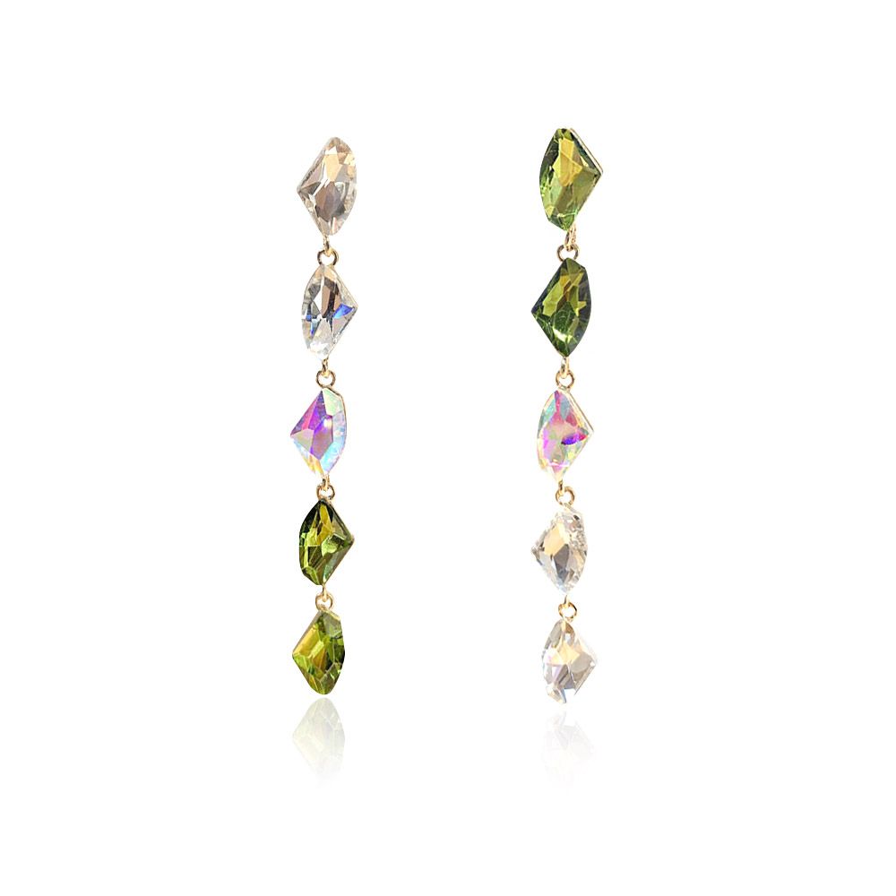 Une paire de longues boucles d'oreilles pendantes présentant une cascade de cristaux clairs et verts sertis dans un alliage plaqué or, mettant en valeur un design élégant et symétrique.
