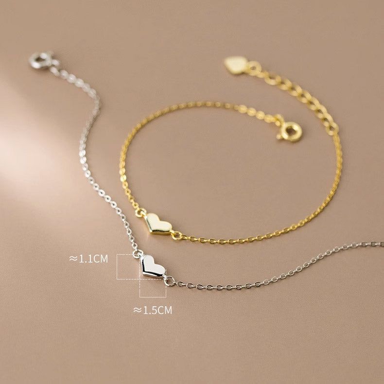Een set van 925 sterling zilveren minimalistische hartkettingarmbanden in zowel gouden als zilveren afwerkingen, met aangegeven maatafmetingen.