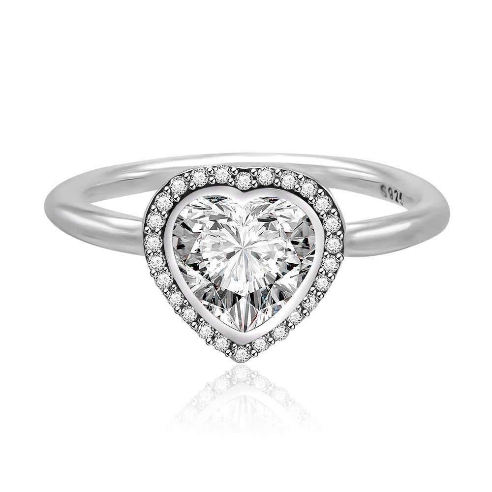 Vista frontal del Anillo de Corazón CZ de Plata Esterlina 925 Sparkling Love, mostrando el brillante circonio cúbico en forma de corazón central rodeado de piedras más pequeñas.