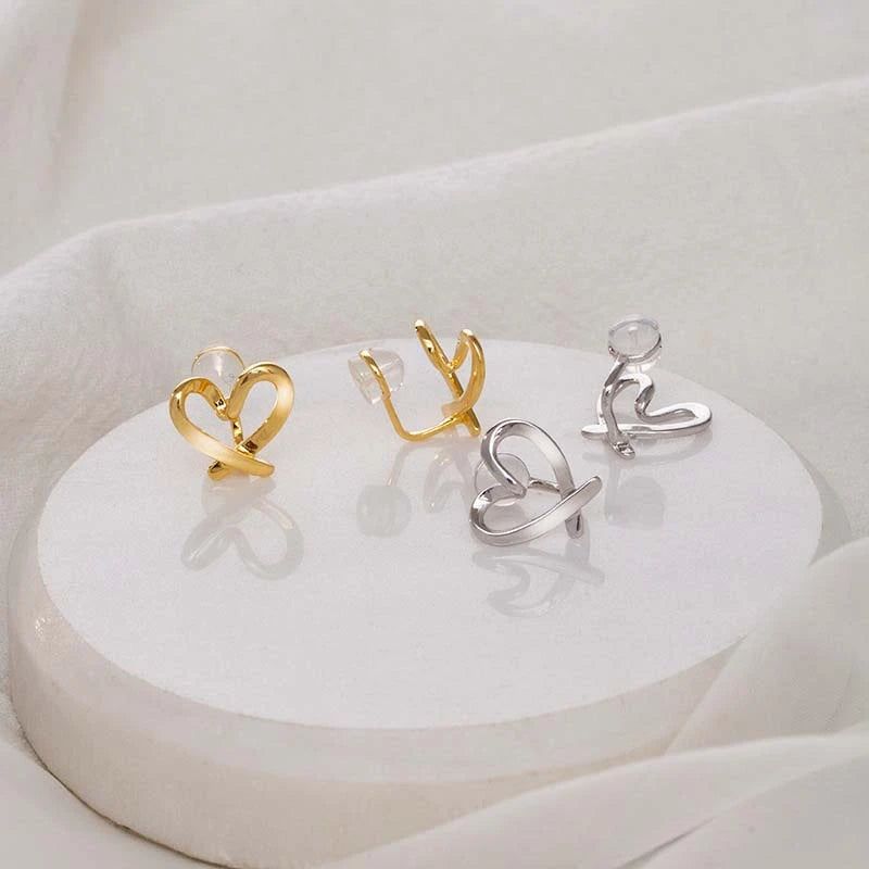 Un paio di orecchini a clip a forma di cuore in argento sterling 925 senza piercing, presentati in finiture eleganti in oro e classico argento.