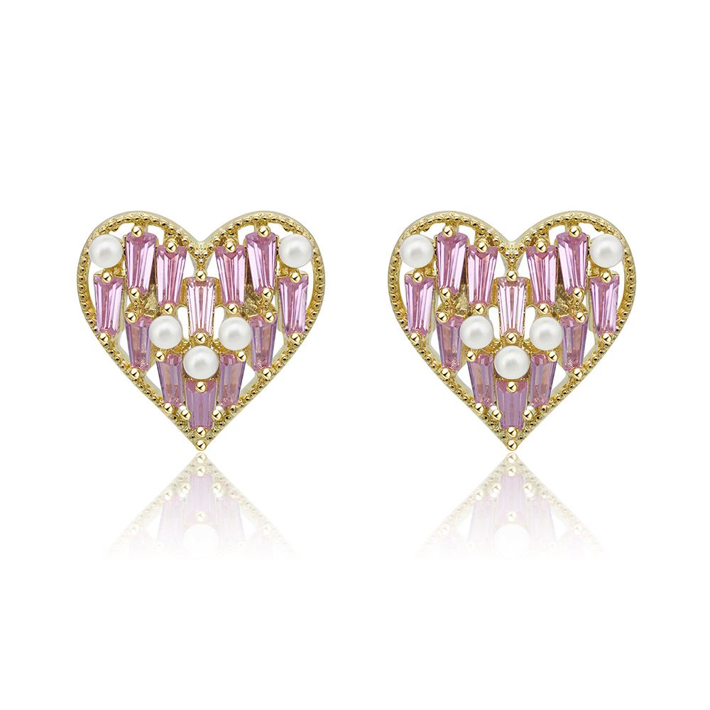 Vue de face des boucles d'oreilles en forme de cœur rose avec mini perles, présentant un gemme en zircon cubique rose central entouré de petites perles blanches sur un support en laiton plaqué or.