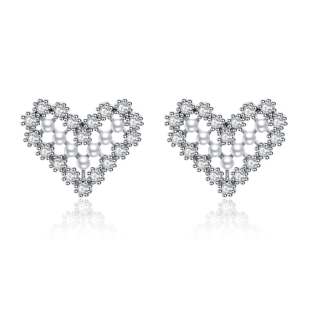 Gros plan de la boucle d'oreille en perle en forme de cœur en rhodium, mettant en avant la forme de cœur, la perle centrale et les pierres de zircon cubique environnantes sur un fond blanc.