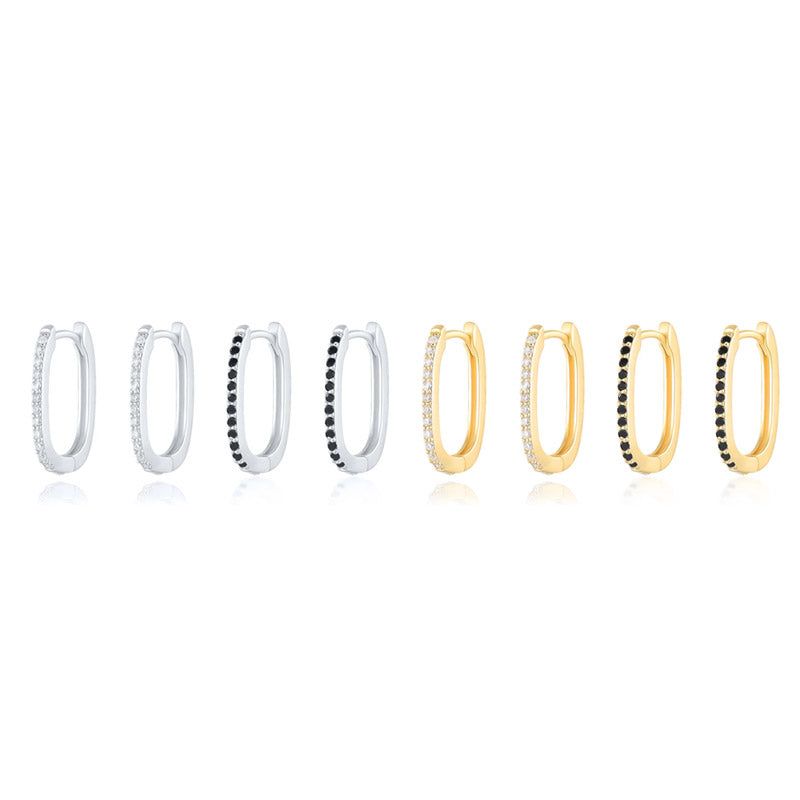 Una collezione di orecchini huggie rettangolari in argento sterling 925, esposti in finiture sia argentate che dorate con opzioni per pietre bianche e nere.