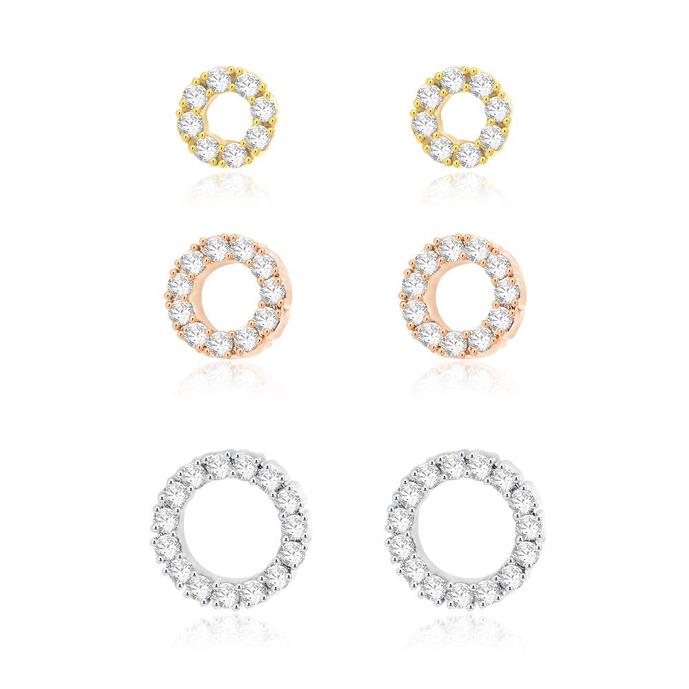 Conjunto de aretes de perno en forma de círculo pavé 3 en 1, que presenta tres pares de aretes en acabados dorado, oro rosa y plateado, cada uno adornado con brillantes circonitas.