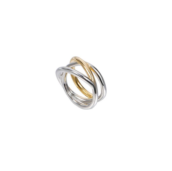 Een close-up productfoto van de Two Tone Plating RVS Ring, met een elegante verweven ontwerp in contrasterende gouden en zilveren tinten.