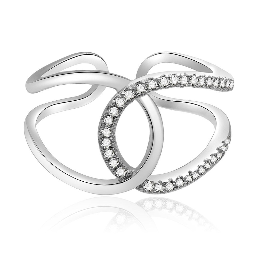 Un primo piano dell'anello a fascia larga Criss Cross, che mostra le bande intrecciate placcate in rodio, una delle quali è incastonata con scintillanti zirconi cubici.