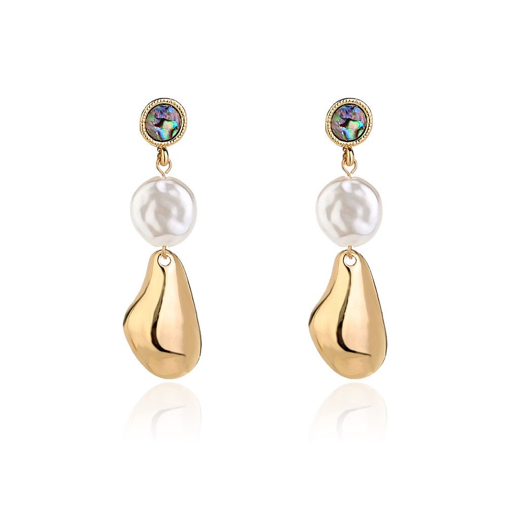 Pendientes colgantes de perlas barrocas irregulares con piedras iridiscentes, perlas blancas y colgantes de color dorado.