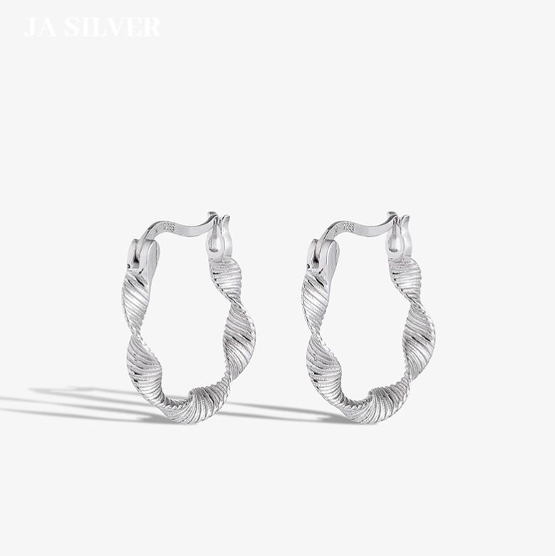 Een paar 925 sterling zilveren gedraaide creolen van JR Fashion Accessories, die hun ingewikkelde en elegante ontwerp tonen.