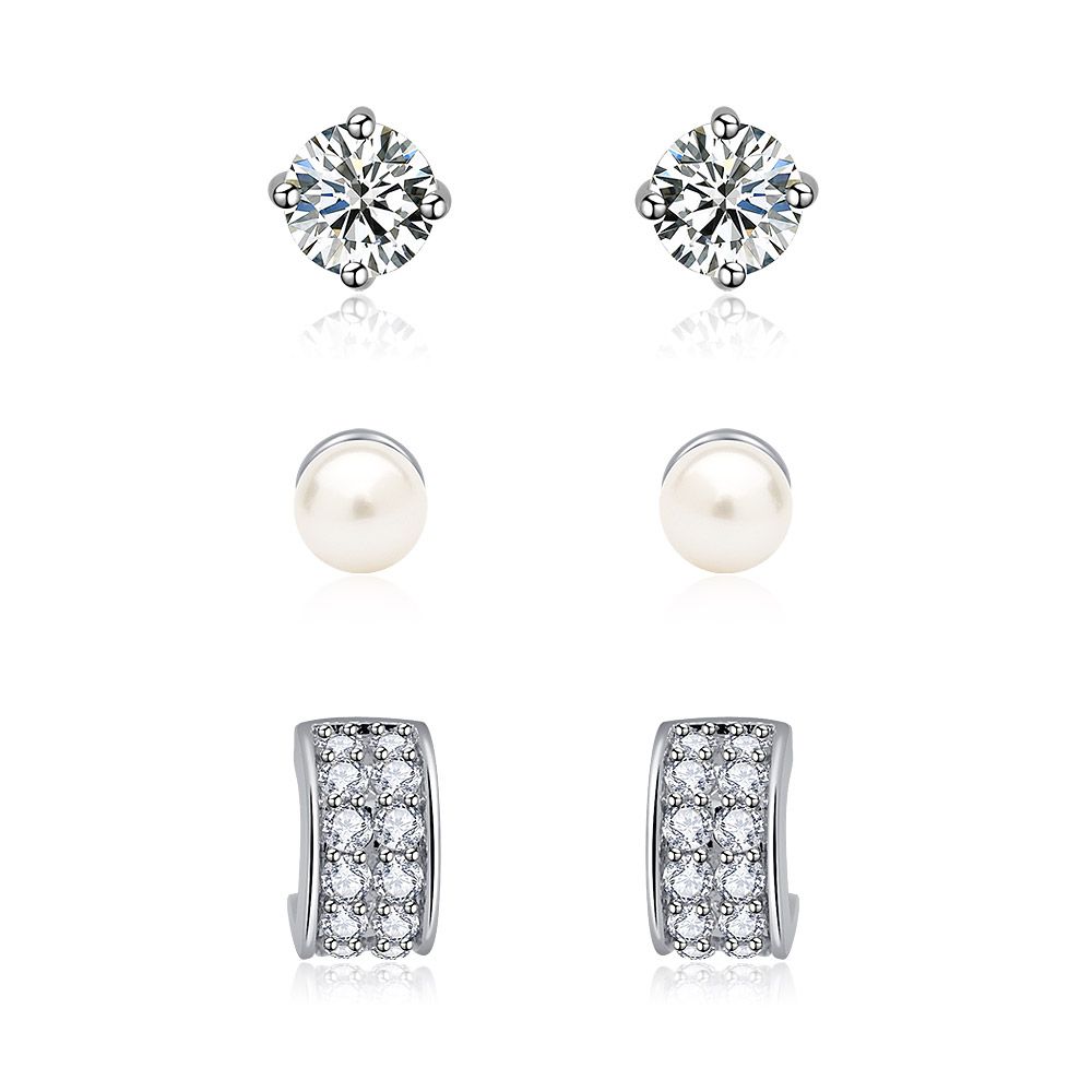 Conjunto de aretes de perno 3 en 1 que presenta aretes de circonita cúbica, aretes de perlas y pequeños aretes de aro de CZ con un acabado chapado en rodio.