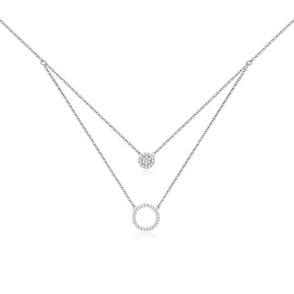 Eine Nahaufnahme der Layer Choker Disc Circle Necklace, die ihr doppellagiges Design mit einem funkelnden Zirkonia-Stein und einem polierten rhodiumbeschichteten Kreisanhänger zeigt.